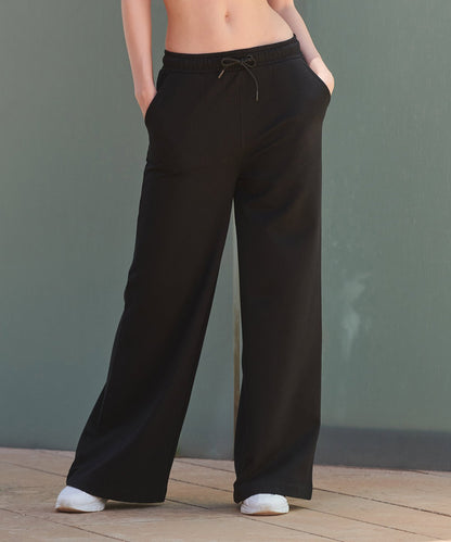 Women's sustainable fashion wide leg joggers
